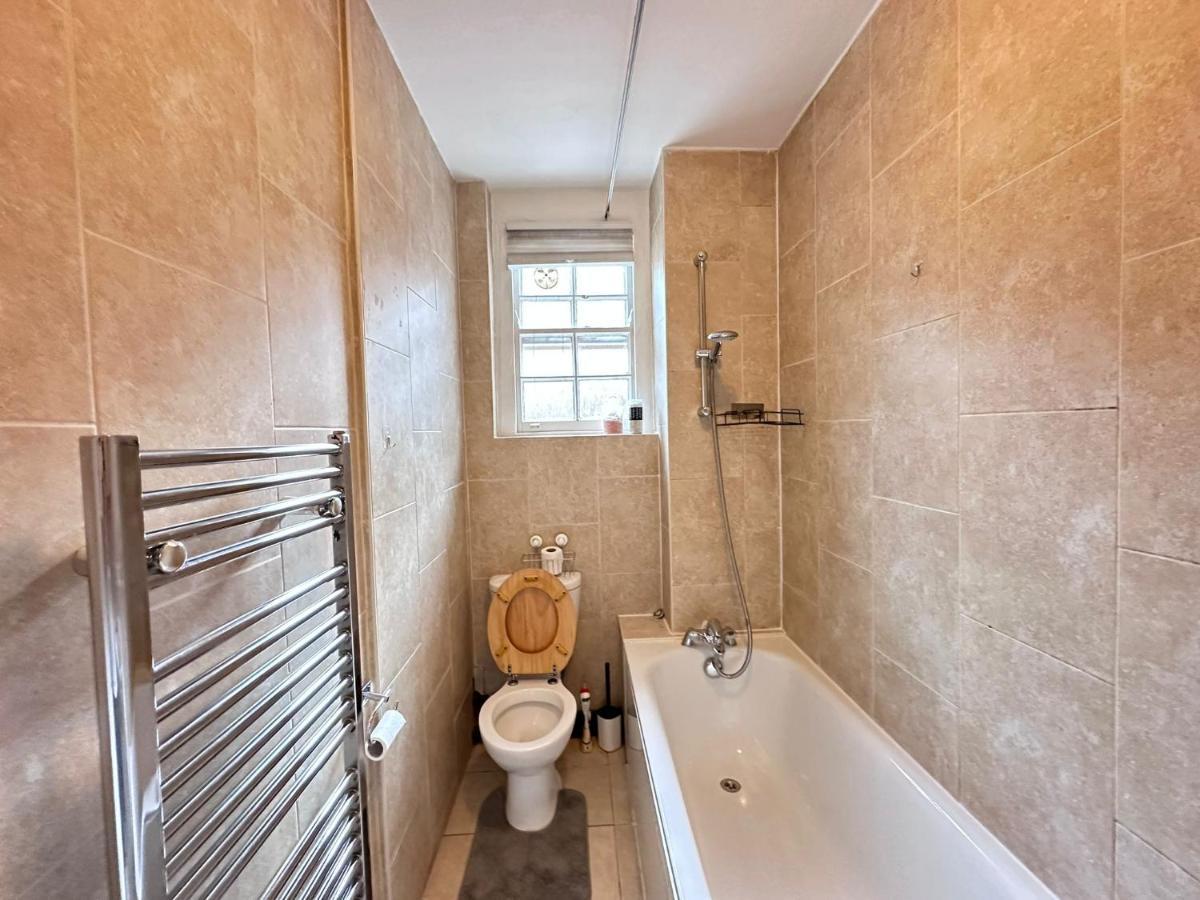 Suave Luxury Apartment, Sleeps Five, In The Heart Of London, Minutes From Kings Cross Station And The Brunswick Shopping Centre Appartement Londen