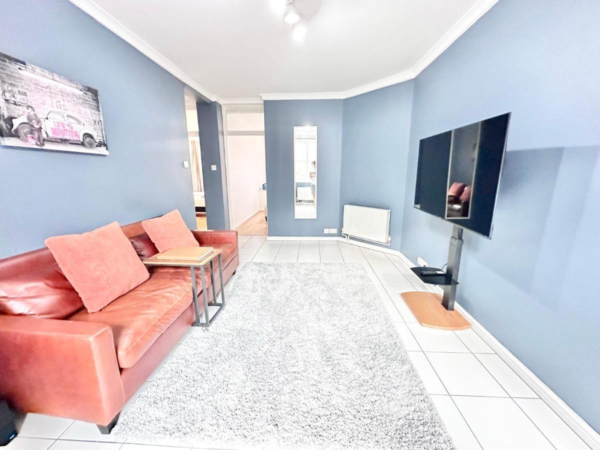 Suave Luxury Apartment, Sleeps Five, In The Heart Of London, Minutes From Kings Cross Station And The Brunswick Shopping Centre Londen